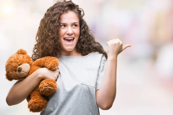 Jonge Brunette Meisje Houdt Van Teddybeer Geïsoleerde Achtergrond Aan Wijzen — Stockfoto
