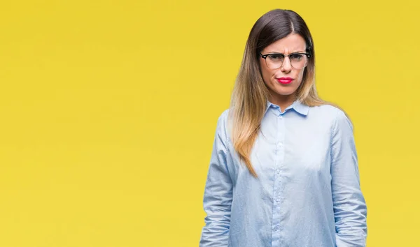 Junge Schöne Geschäftsfrau Mit Brille Über Isoliertem Hintergrund Skeptisch Und — Stockfoto