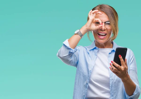 Orta Yaş Kadın Kıdemli Manifatura Smartphone Ile Mutlu Yüz Parmaklarının — Stok fotoğraf