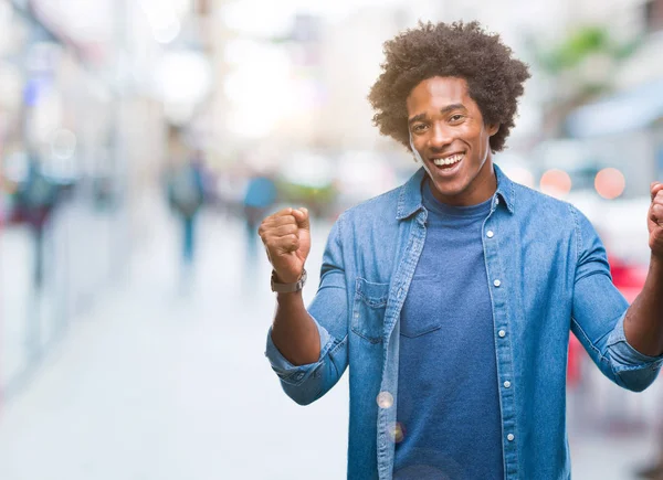 Hombre Afroamericano Sobre Fondo Aislado Celebrando Sorprendido Sorprendido Por Éxito —  Fotos de Stock