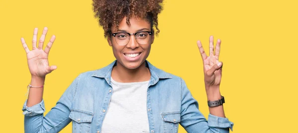 Hermosa Mujer Afroamericana Joven Con Gafas Sobre Fondo Aislado Mostrando —  Fotos de Stock