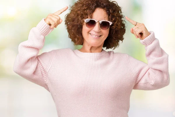 Hermosa Mujer Mediana Edad Ager Usando Suéter Rosa Gafas Sol —  Fotos de Stock