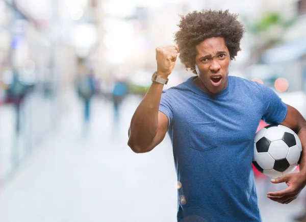 Afro Americano Homem Segurando Bola Futebol Sobre Fundo Isolado Irritado — Fotografia de Stock