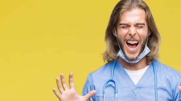 Deli Kutluyor Arka Plan Üzerinde Uzun Saçlı Genç Yakışıklı Doktor — Stok fotoğraf