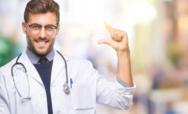 Homem Médico Bonito Jovem Sobre Fundo Isolado Sorrindo Gestos Confiantes — Fotografia de Stock