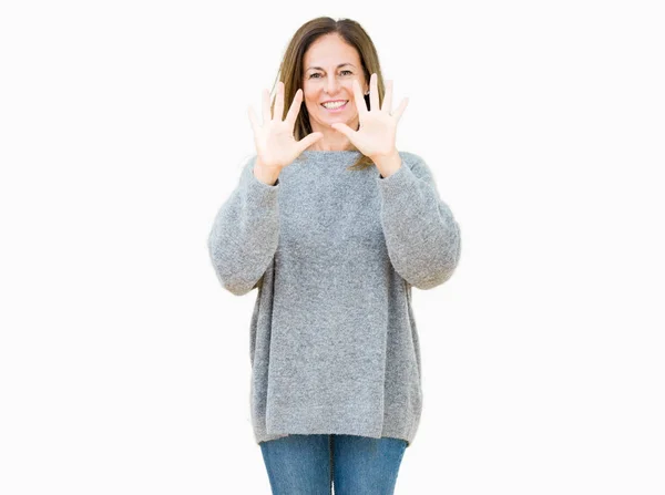 美丽的中年妇女穿着冬季毛衣在孤立的背景显示和手指排名数字十 而微笑着自信和快乐 — 图库照片