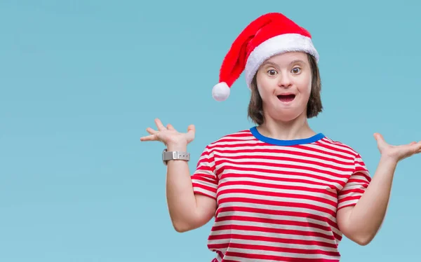 Mujer Adulta Joven Con Síndrome Con Sombrero Navidad Sorprendido Con —  Fotos de Stock