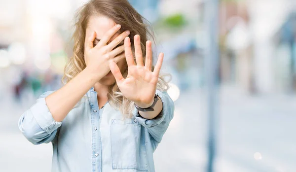 Linda Jovem Loira Sobre Fundo Isolado Cobrindo Olhos Com Mãos — Fotografia de Stock