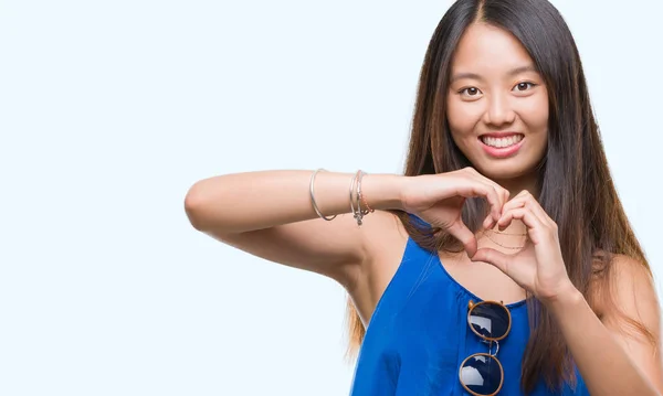 Jonge Aziatische Vrouw Geïsoleerde Achtergrond Glimlachend Liefde Met Hartsymbool Vorm — Stockfoto