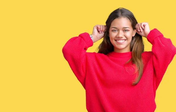 Jonge Mooie Brunette Vrouw Dragen Rode Winter Trui Geïsoleerde Achtergrond — Stockfoto