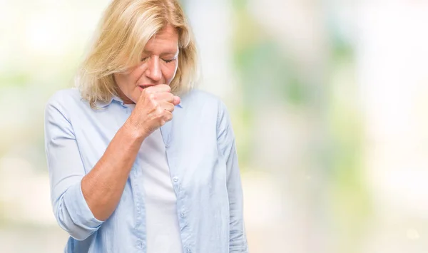 中年金发妇女在隔绝的背景感觉不适和咳嗽作为症状为感冒或支气管炎 医疗保健理念 — 图库照片