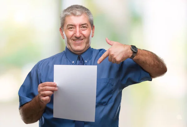 Bonito Homem Sênior Segurando Papel Folha Branco Sobre Fundo Isolado — Fotografia de Stock