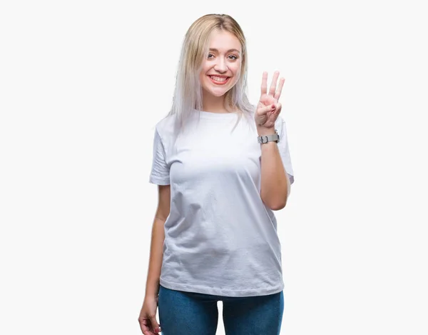 Молодая Блондинка Изолированном Фоне Показывает Указывает Пальцами Номер Три Улыбаясь — стоковое фото