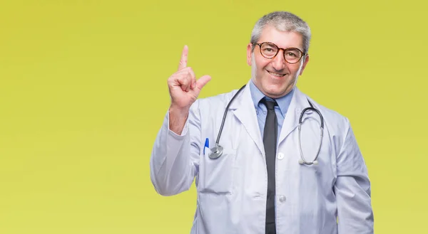 Bonito Médico Sênior Sobre Fundo Isolado Apontando Dedo Para Cima — Fotografia de Stock