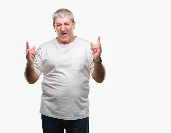 Bonito Homem Sênior Sobre Fundo Isolado Gritando Com Expressão Louca — Fotografia de Stock