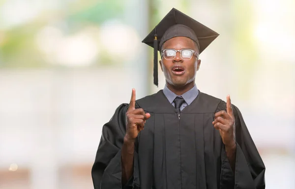 Mladý Absolvent Afroamerické Muže Nad Izolované Pozadí Ohromen Překvapen Vzhlédl — Stock fotografie