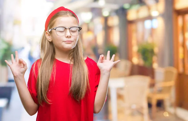 Joven Chica Hermosa Con Gafas Sobre Fondo Aislado Relajarse Sonreír — Foto de Stock