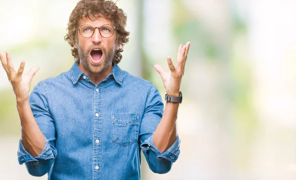 Bonito Homem Modelo Hispânico Usando Óculos Sobre Fundo Isolado Louco — Fotografia de Stock