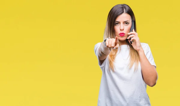 Ung Vacker Kvinna Talar Ringer Med Smartphone Isolerade Bakgrund Pekar — Stockfoto
