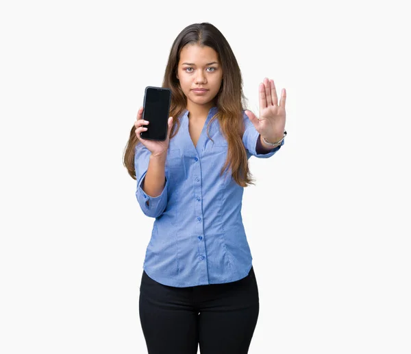 Junge Schöne Brünette Geschäftsfrau Zeigt Bildschirm Des Smartphones Über Isoliertem — Stockfoto