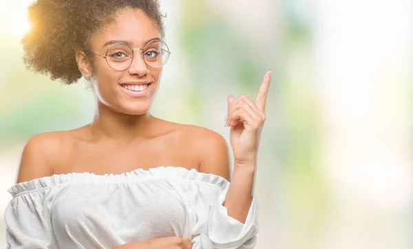 Mujer Afroamericana Joven Con Gafas Sobre Fondo Aislado Con Una — Foto de Stock