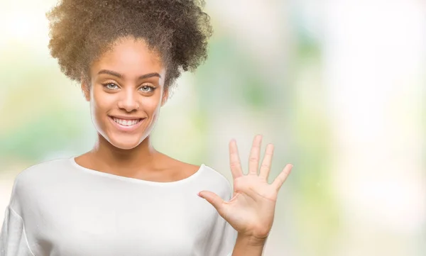 Junge Afroamerikanerin Über Isoliertem Hintergrund Die Mit Finger Nummer Fünf — Stockfoto