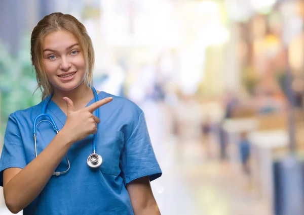 Jeune Médecin Caucasienne Femme Portant Uniforme Chirurgien Sur Fond Isolé — Photo