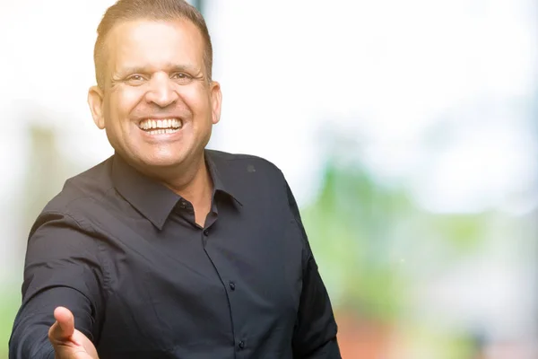 Bonito Homem Negócios Árabe Meia Idade Sobre Fundo Isolado Sorrindo — Fotografia de Stock