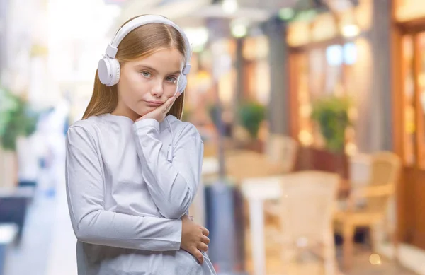 Joven Chica Hermosa Con Auriculares Escuchando Música Sobre Fondo Aislado — Foto de Stock