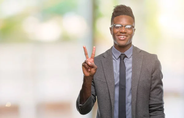 Unga Afroamerikanska Affärsman Över Isolerade Bakgrund Leende Med Glada Ansikte — Stockfoto