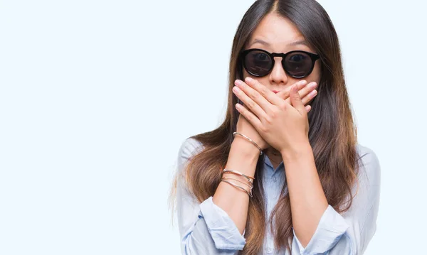 Young Asian Woman Wearing Sunglasses Isolated Background Shocked Covering Mouth — Stock Photo, Image