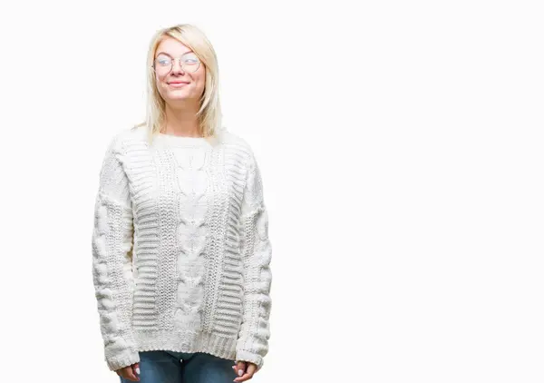 笑って見ている側と見つめて離れて思考孤立の背景に冬のセーターとメガネを着て若い美しいブロンドの女性 — ストック写真