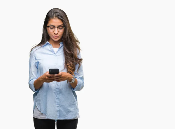 Junge Schöne Arabische Frau Sms Mit Smartphone Über Isolierten Hintergrund — Stockfoto