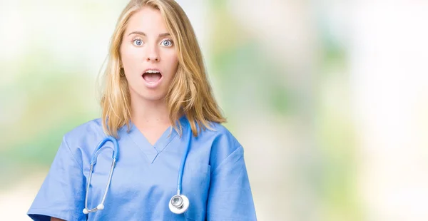 Hermosa Joven Doctora Vistiendo Uniforme Médico Sobre Fondo Aislado Asustada — Foto de Stock