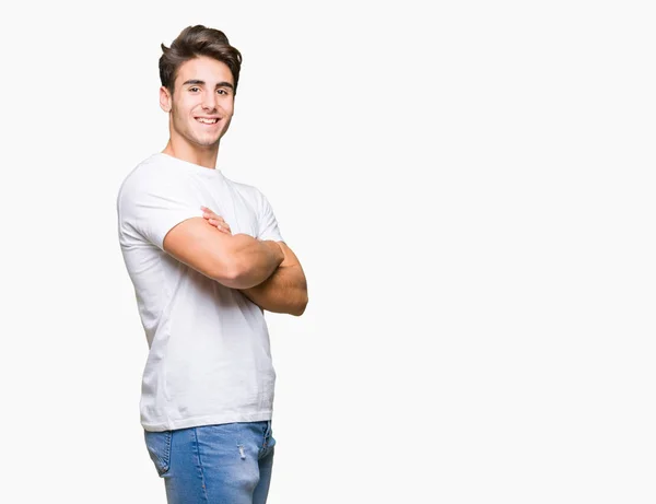年轻英俊的男人穿着白色的 T恤在孤立的背景快乐的脸微笑着交叉的手臂看着镜头 积极的人 — 图库照片