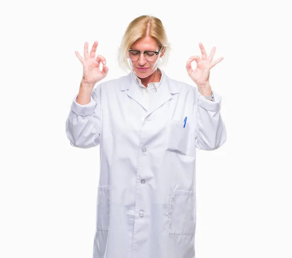 Mujer Terapeuta Rubia Mediana Edad Con Abrigo Blanco Sobre Fondo —  Fotos de Stock