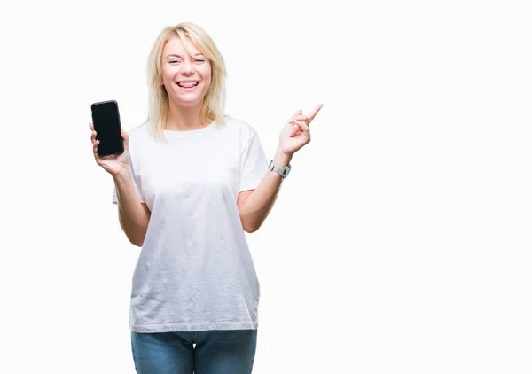 Mladá Krásná Blondýnka Zobrazeno Obrazovka Smartphone Izolované Pozadí Velmi Šťastný — Stock fotografie