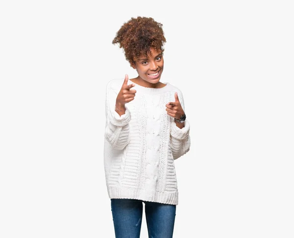 Piękna Młoda Kobieta African American Swetrze Zima Białym Tle Wskazując — Zdjęcie stockowe