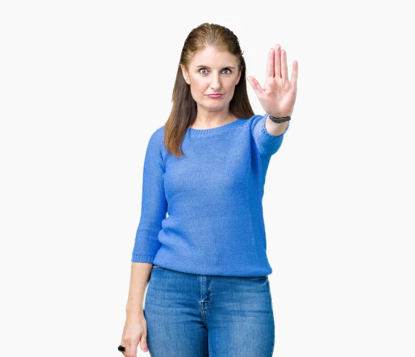 Mooie Middenleeftijd Volwassen Vrouw Dragen Winter Trui Geïsoleerde Achtergrond Stop — Stockfoto