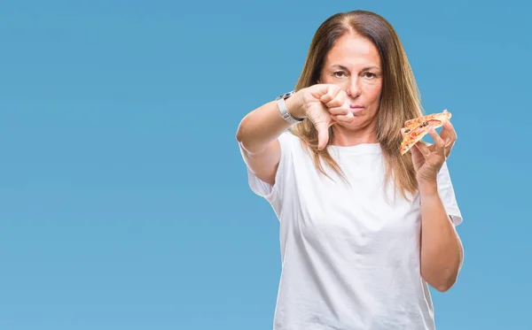 怒った顔 ダウン親指で嫌悪感を示すマイナス記号 拒絶反応の概念と分離された背景にピザのスライスを食べる中年ヒスパニック系女性 — ストック写真