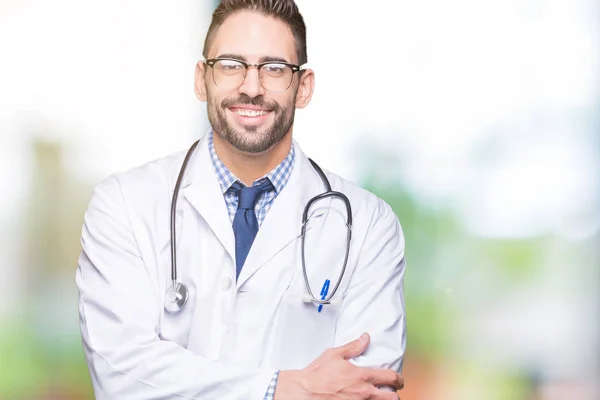 Bonito Jovem Médico Homem Sobre Fundo Isolado Rosto Feliz Sorrindo — Fotografia de Stock