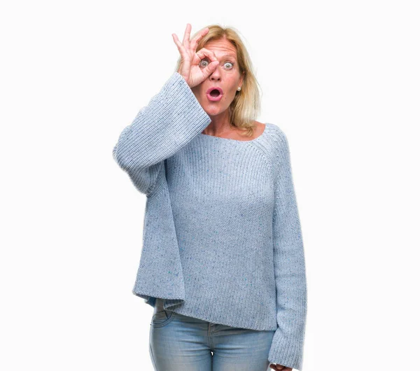 Blonde Frau Mittleren Alters Die Einen Winterpullover Über Isoliertem Hintergrund — Stockfoto