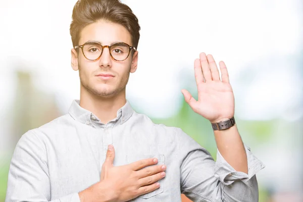 Jonge Knappe Man Met Bril Geïsoleerd Achtergrond Vloeken Met Hand — Stockfoto