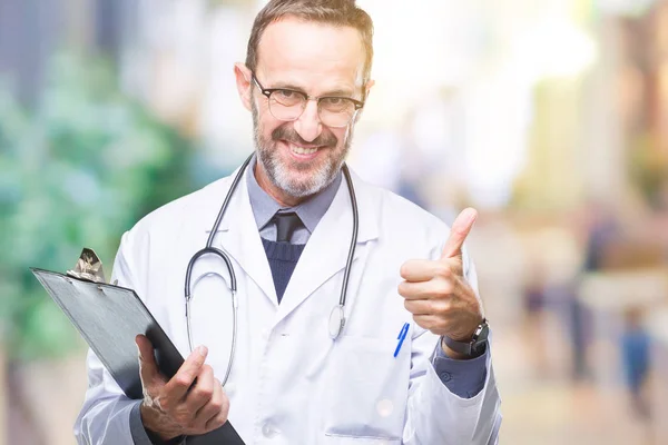 Mediana Edad Hoary Médico Hombre Sosteniendo Portapapeles Sobre Fondo Aislado —  Fotos de Stock