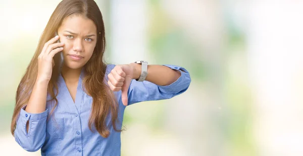 Junge Schöne Brünette Geschäftsfrau Spricht Auf Smartphone Über Isolierten Hintergrund — Stockfoto