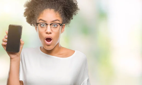 Young Beautiful Afro American Showing Smartphone Screen Isolated Background Scared — Stock Photo, Image