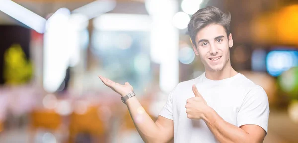 Joven Hombre Guapo Con Camiseta Blanca Sobre Fondo Aislado Mostrando — Foto de Stock