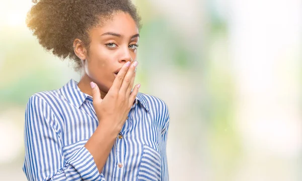 Mujer Afroamericana Joven Sobre Fondo Aislado Aburrido Bostezo Cansado Cubriendo — Foto de Stock