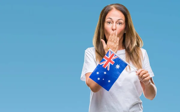 中年西班牙妇女拿着澳大利亚的国旗在孤立的背景覆盖嘴与手震惊与耻辱的错误 表达恐惧 害怕在沉默中 秘密的概念 — 图库照片