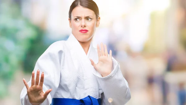Junge Schöne Frau Karate Kimono Uniform Über Isoliertem Hintergrund Ängstlich — Stockfoto